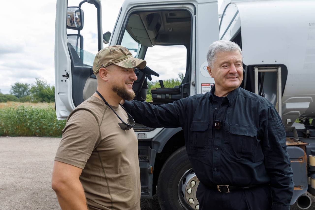 Інтенсивність бойових дій дуже висока: Порошенко привіз на фронт чергову партію дронів, РЕБ та техніку