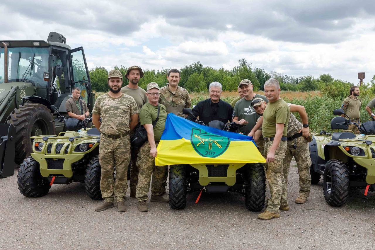 Інтенсивність бойових дій дуже висока: Порошенко привіз на фронт чергову партію дронів, РЕБ та техніку