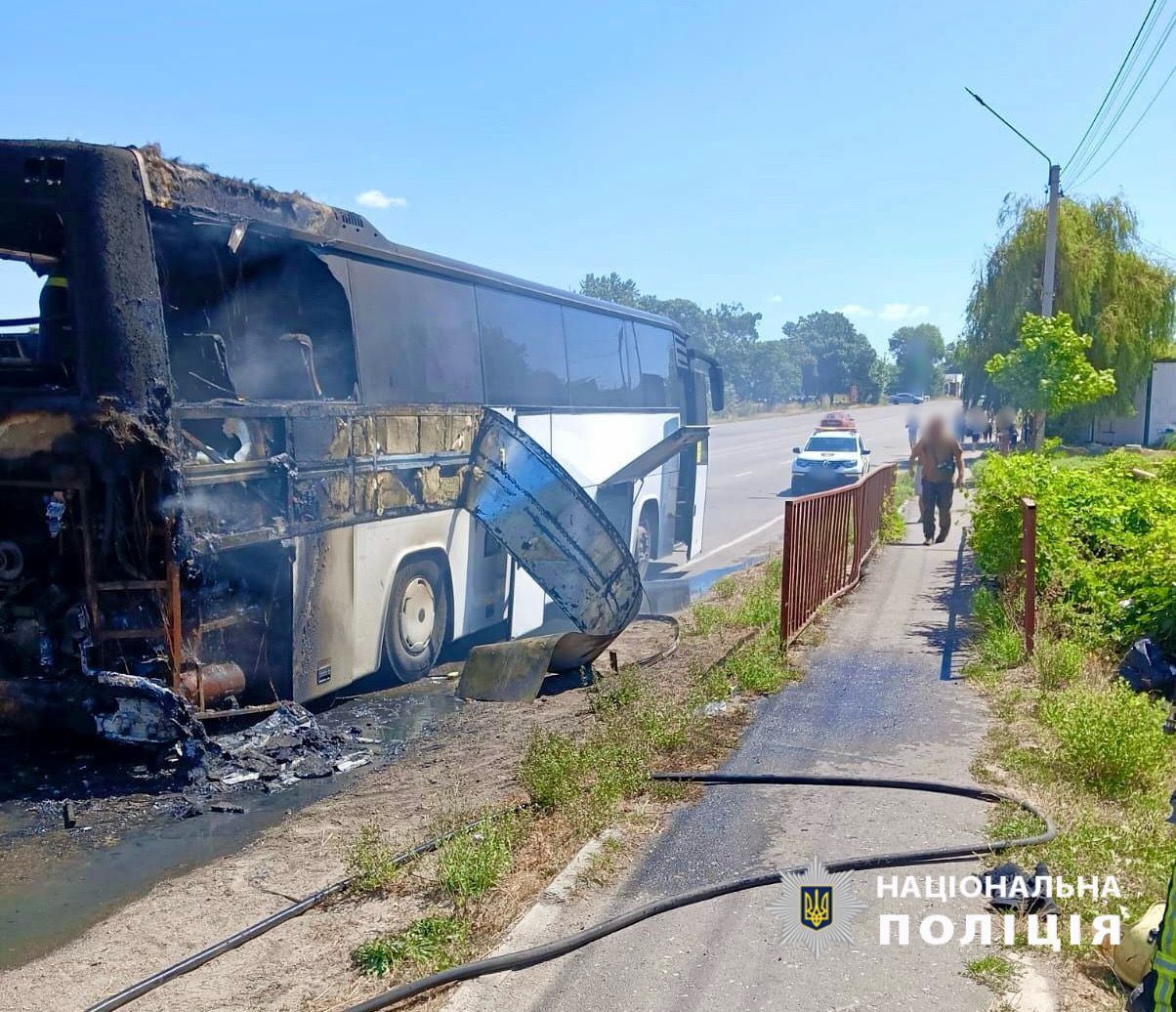 На Одещині рейсовий автобус зіткнувся з вантажівкою: постраждала 9-річна дитина. Фото