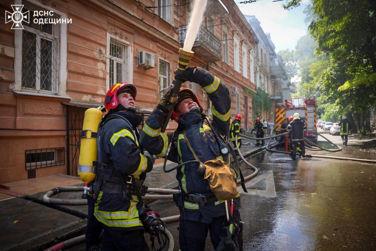 У центрі Одеси загорівся житловий будинок: під час гасіння пожежі постраждали троє вогнеборців. Фото