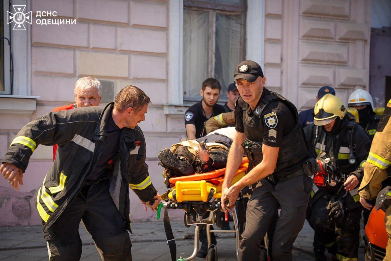 В центре Одессы загорелся жилой дом: во время тушения пожара пострадали трое пожарных. Фото