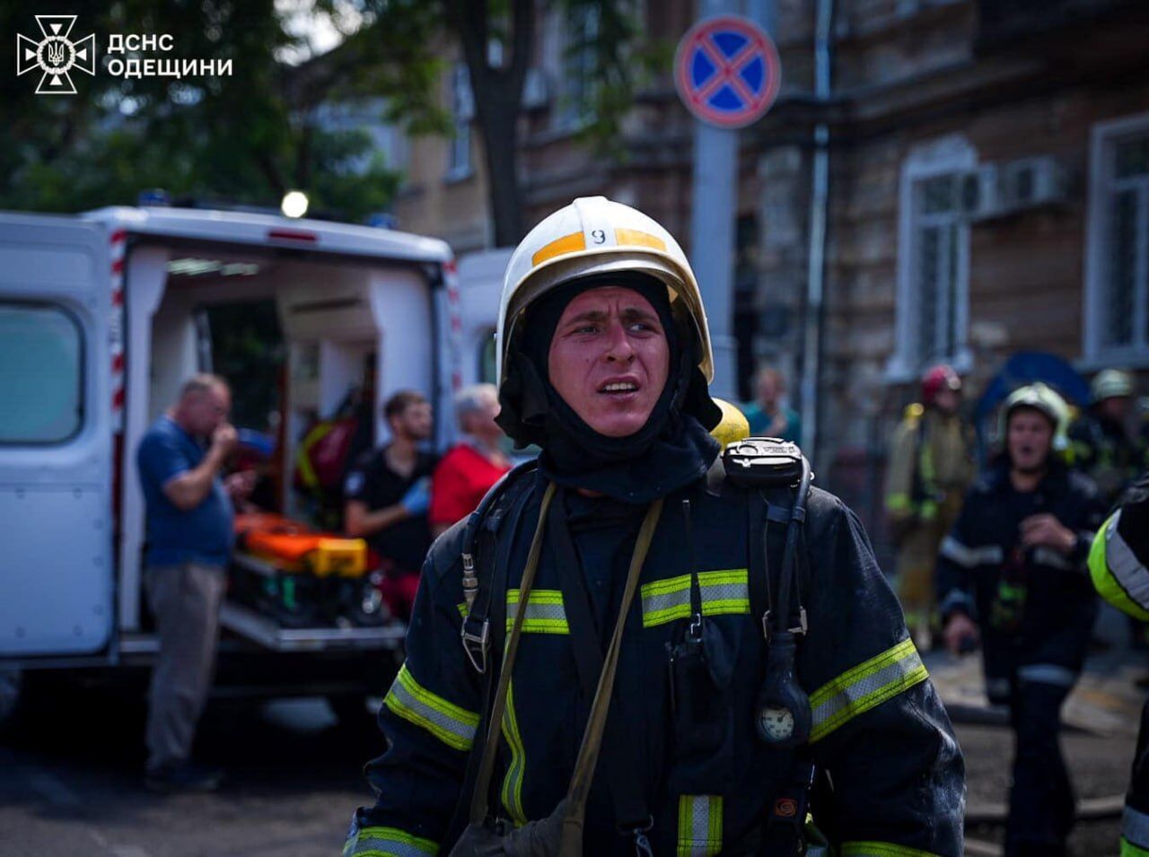 В центре Одессы загорелся жилой дом: во время тушения пожара пострадали трое пожарных. Фото