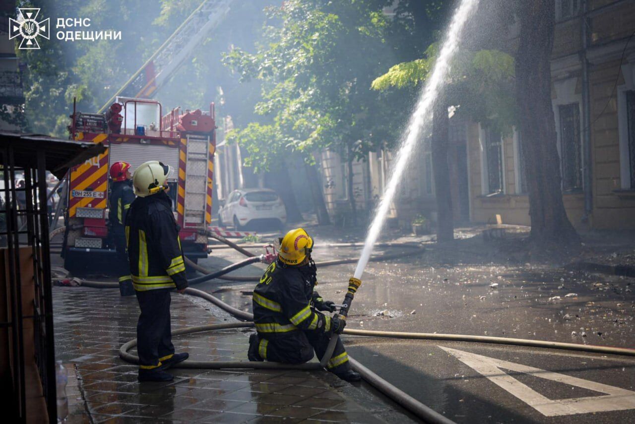 В центре Одессы загорелся жилой дом: во время тушения пожара пострадали трое пожарных. Фото