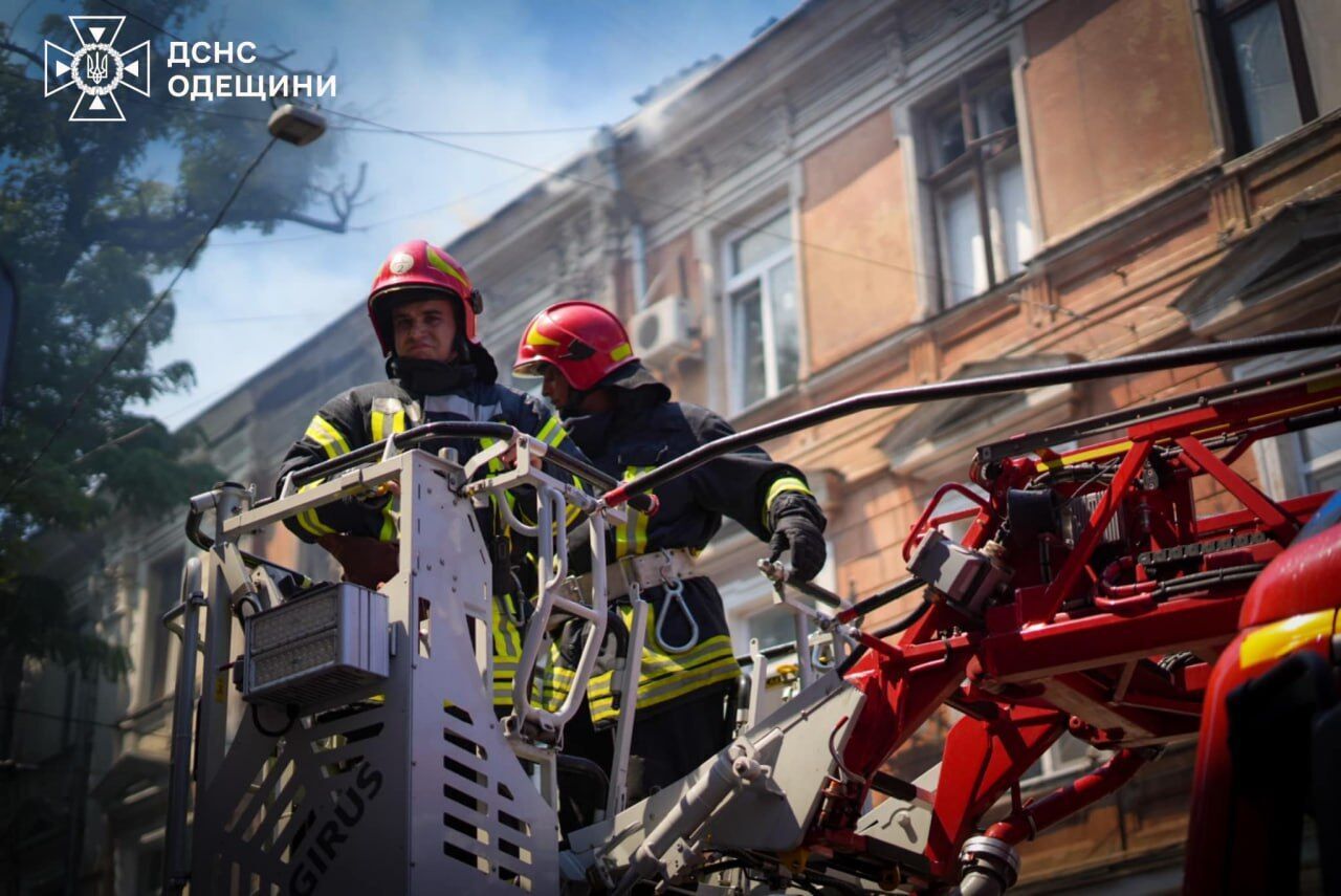 У центрі Одеси загорівся житловий будинок: під час гасіння пожежі постраждали троє вогнеборців. Фото