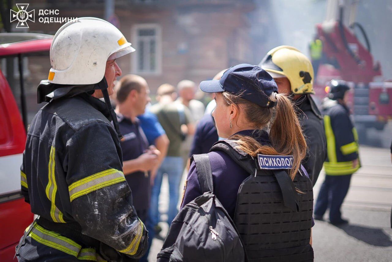 В центре Одессы загорелся жилой дом: во время тушения пожара пострадали трое пожарных. Фото