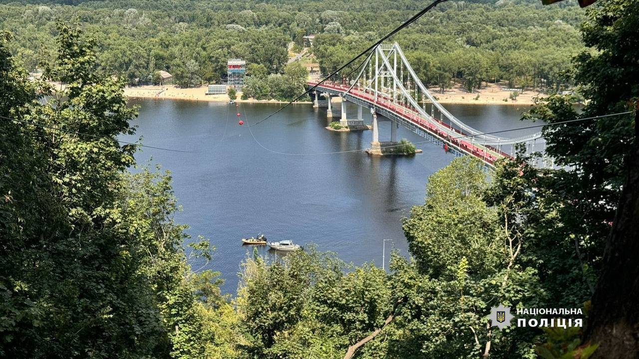 Загибель хлопця під час спуску через Дніпро в Києві: суд арештував майно атракціону