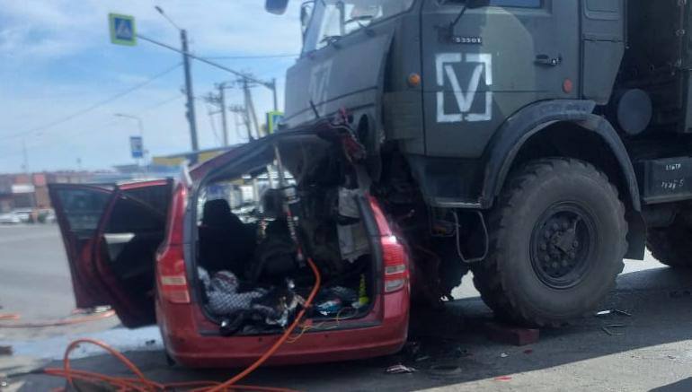 В Ростовской области военный грузовик раздавил авто с женщиной и ее ребенком: они погибли. Фото