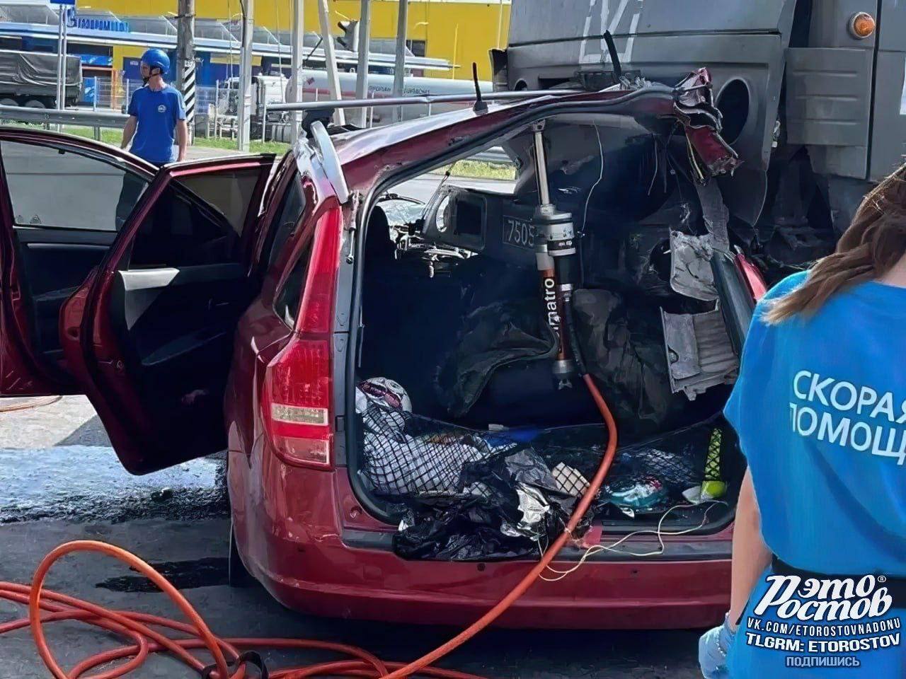 У Ростовській області військова вантажівка розчавила авто з жінкою і її дитиною: вони загинули. Фото 