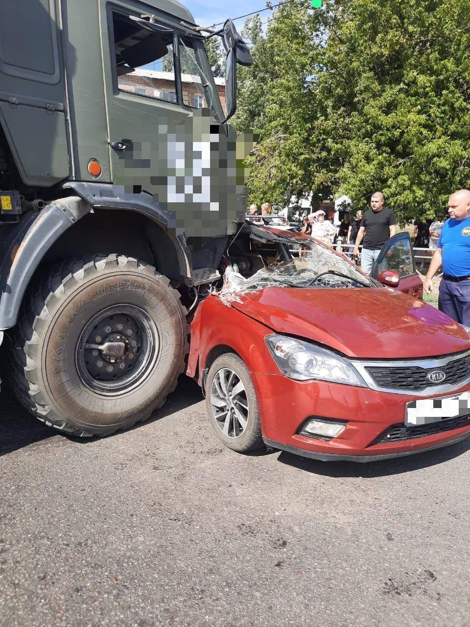 В Ростовской области военный грузовик раздавил авто с женщиной и ее ребенком: они погибли. Фото