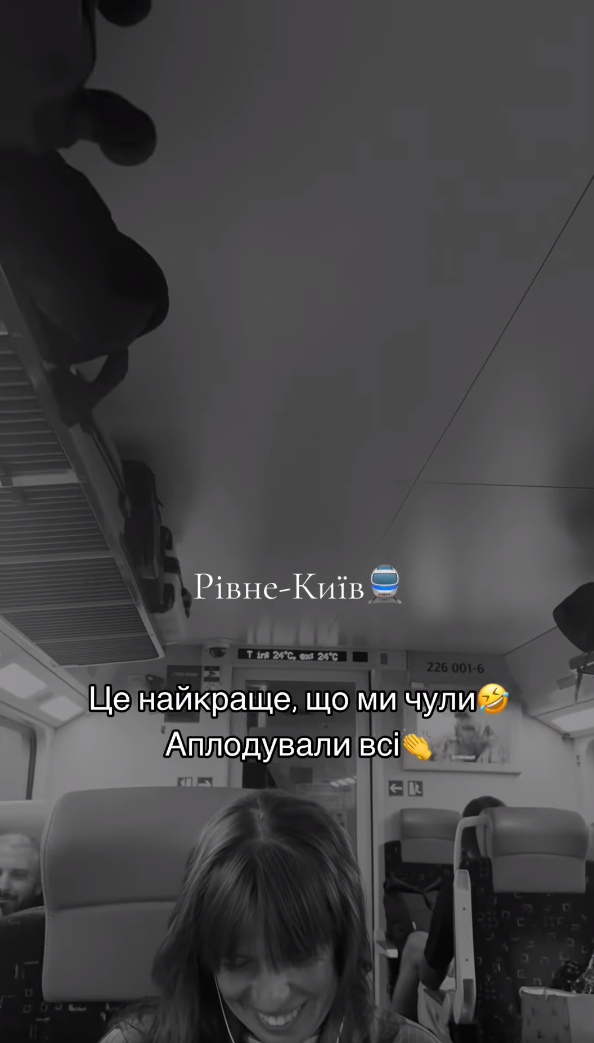 Аплодировали все пассажиры: стюард "Укрзалізниці", по которому плачет сцена, стал звездой сети. Видео