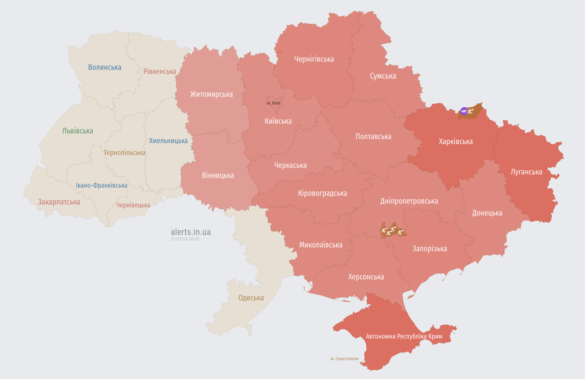 Україною шириться повітряна тривога: ворог запустив "Шахеди" одразу з двох напрямків
