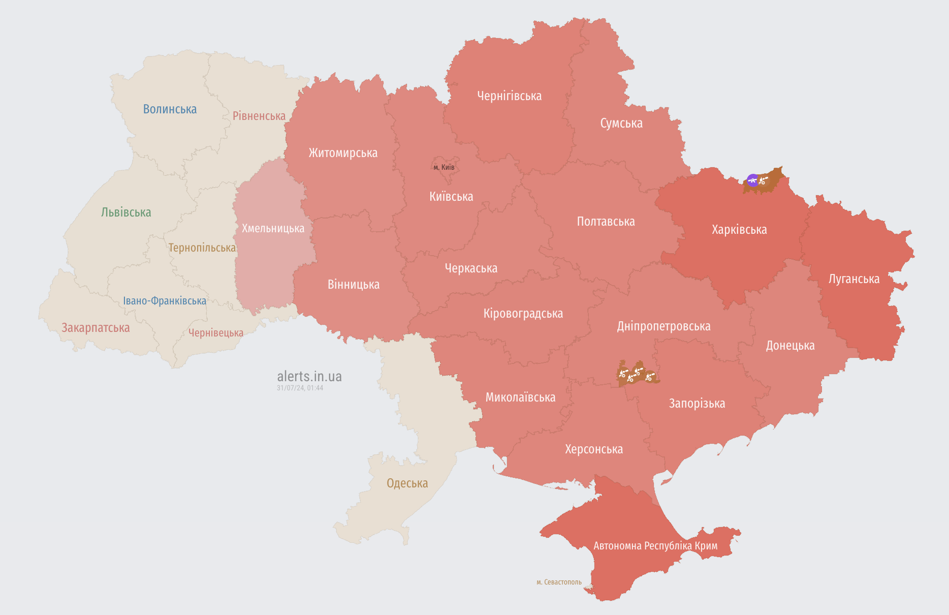 Україною шириться повітряна тривога: ворог запустив "Шахеди" одразу з двох напрямків
