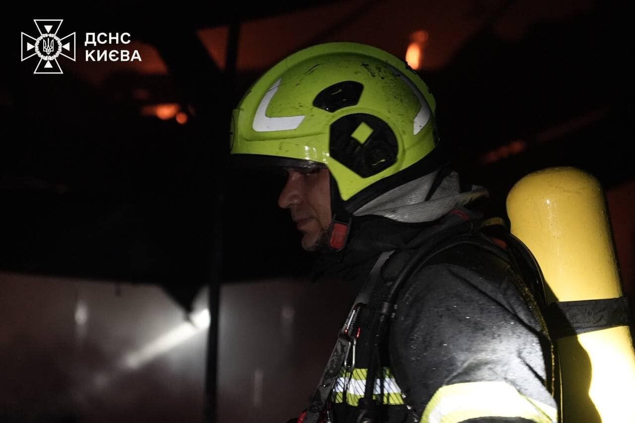 У Києві спалахнула друга за день пожежа: вогонь охопив склади. Відео