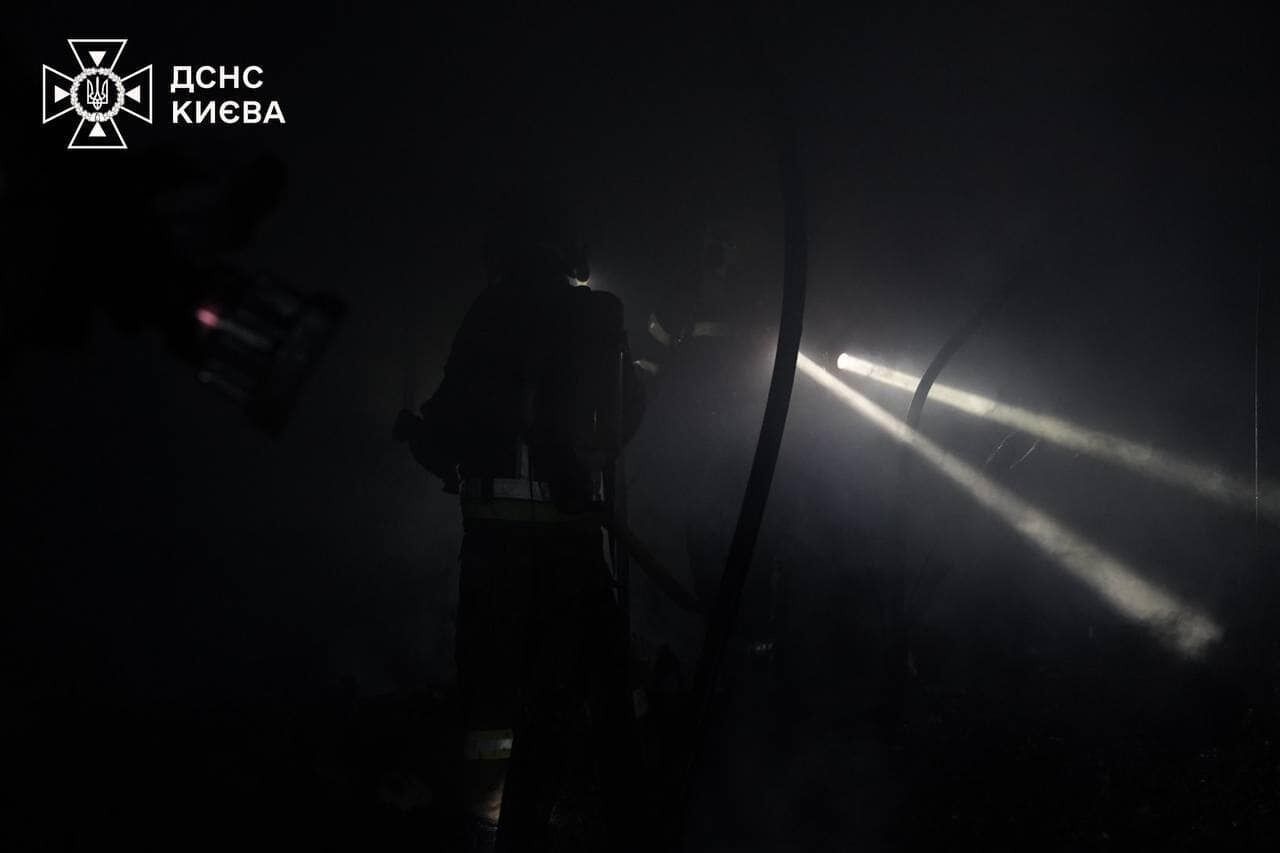 У Києві спалахнула друга за день пожежа: вогонь охопив склади. Відео