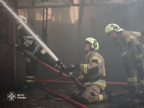 В Киеве на Подоле вспыхнул масштабный пожар: первые детали, фото и видео