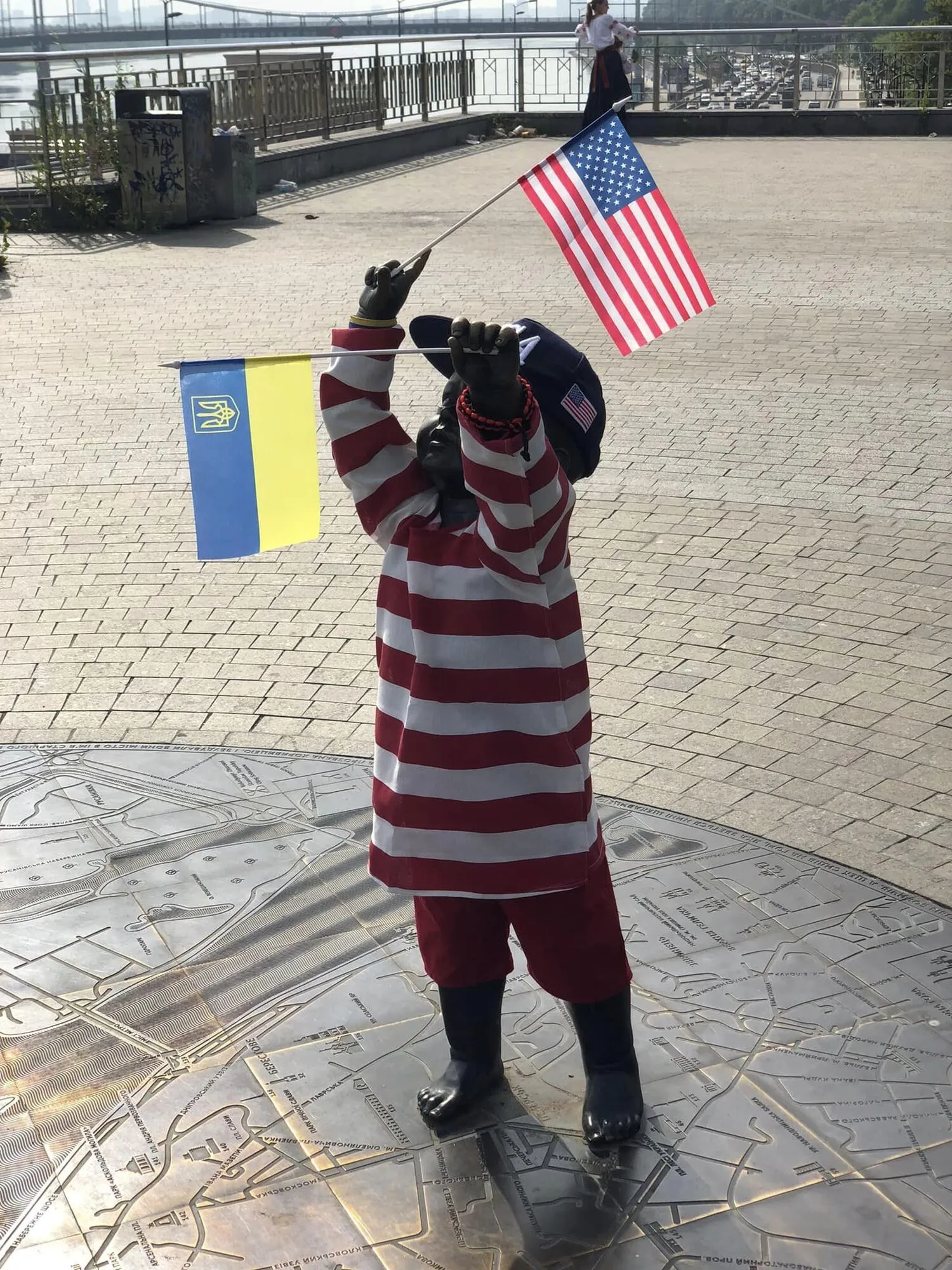 Либідь у вигляді Статуї Свободи: у Києві на честь Дня незалежності США переодягли малюків-засновників міста. Фото