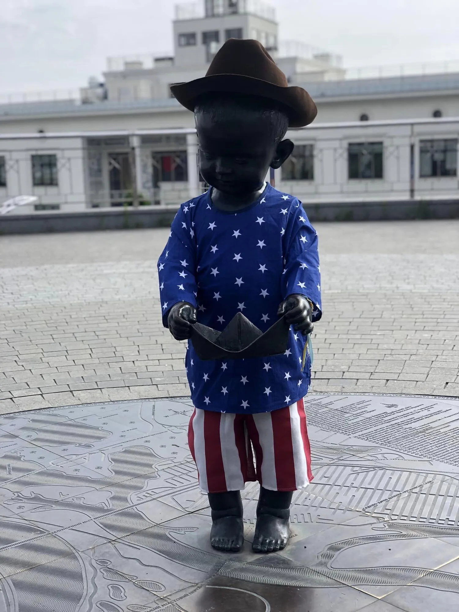 Либідь у вигляді Статуї Свободи: у Києві на честь Дня незалежності США переодягли малюків-засновників міста. Фото