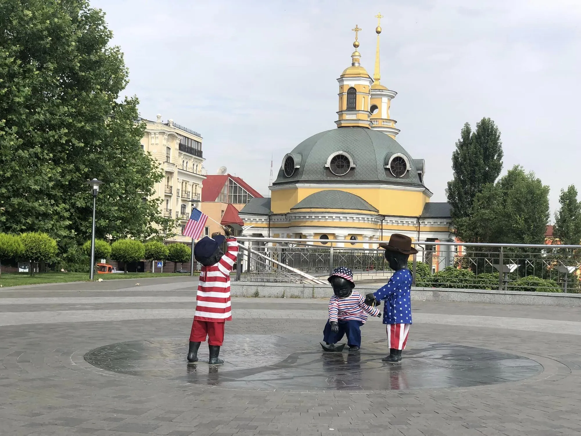 Лыбедь в виде Статуи Свободы: в Киеве в честь Дня независимости США переодели малышей-основателей города. Фото