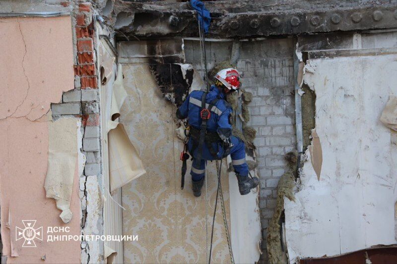 Под завалами нашли тело женщины, еще одна пострадавшая умерла в больнице: в Днепре выросло количество жертв российских атак