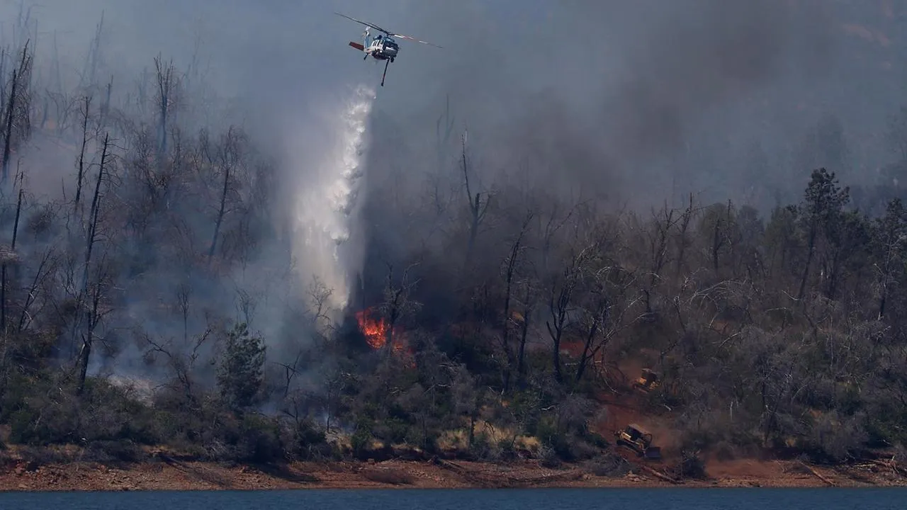 У Каліфорнії вирує лісова пожежа: влада евакуювала майже 30 тисяч людей. Фото

