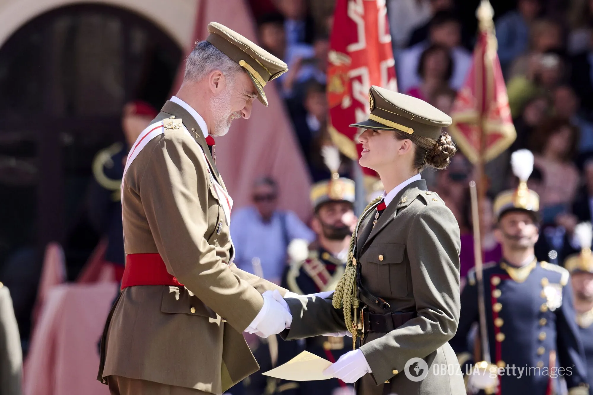 Кронпринцеса Іспанії закінчила перший рік військових навчань і вже отримала звання. Фото з випускного