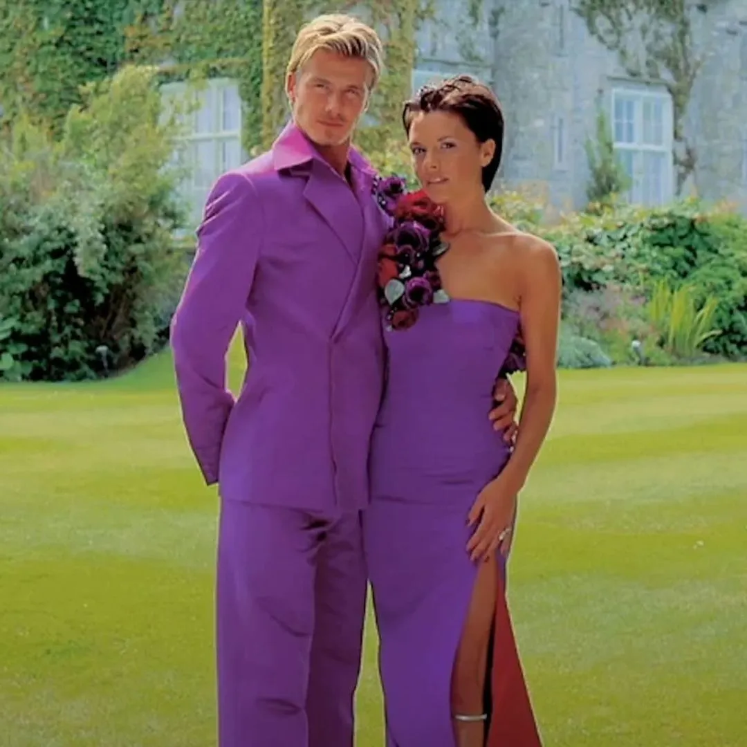 Практически не изменились. Дэвид и Виктория Бекхэмы воспроизвели культовое свадебное фото спустя 25 лет