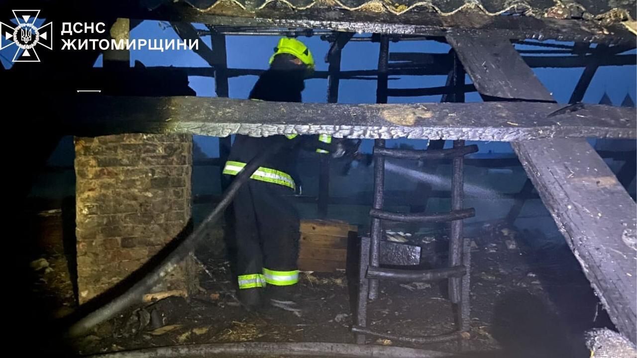 На Житомирщині внаслідок падіння уламків "Шахеда" спалахнула пожежа в будинку: постраждала жінка. Фото
