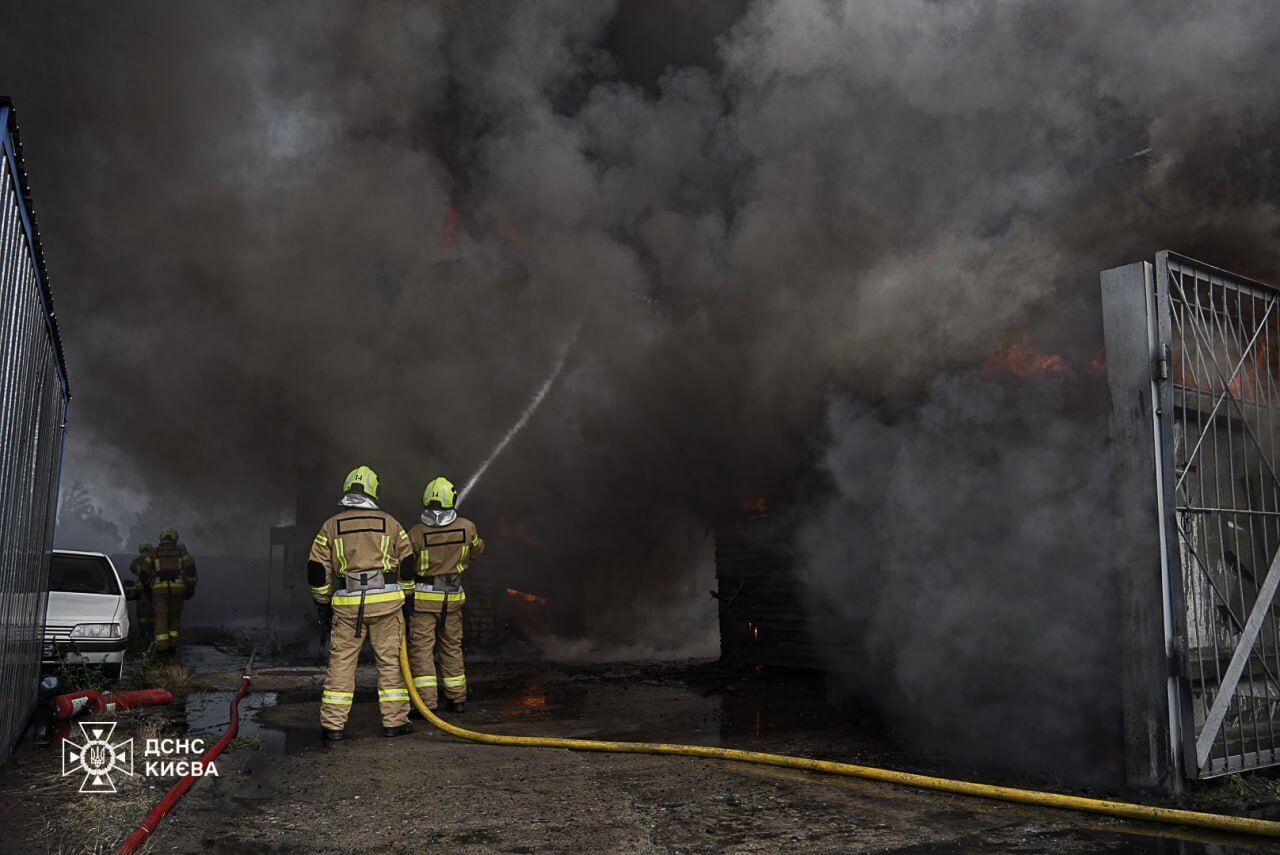 В Киеве на Подоле вспыхнул масштабный пожар: первые детали, фото и видео