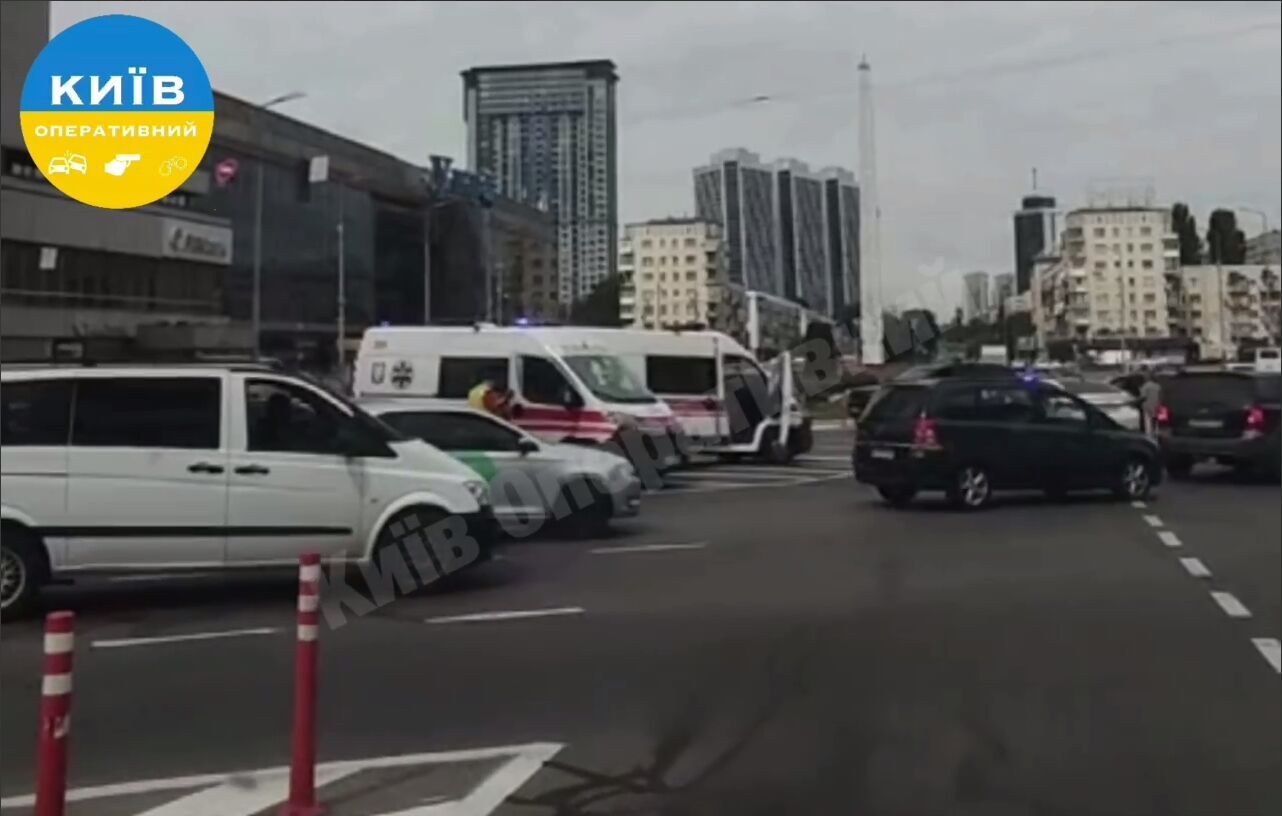 В Киеве на Галицкой площади столкнулись две легковушки: на месте заметили несколько скорых, образовалась пробка. Видео