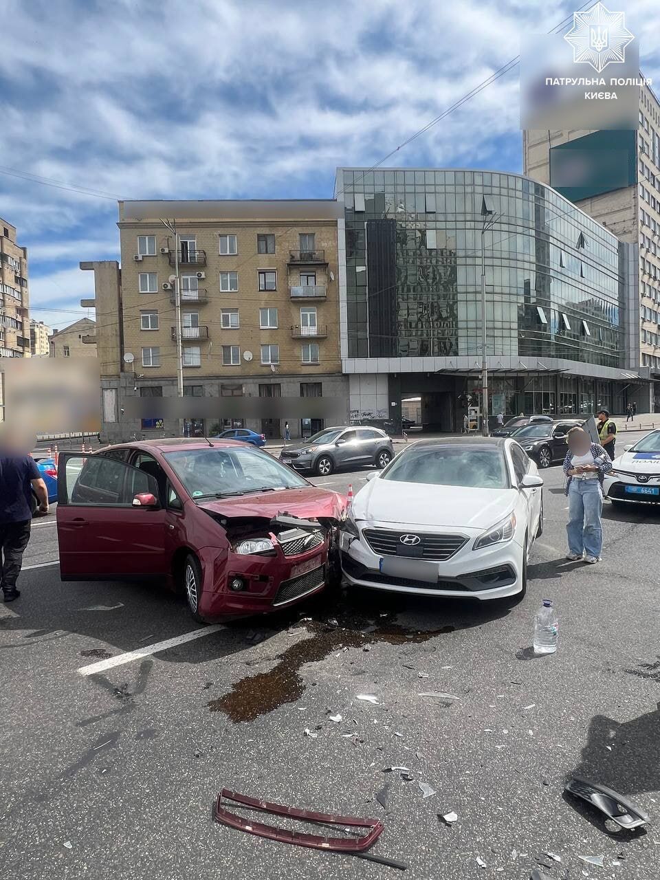 В Киеве на Галицкой площади столкнулись две легковушки: на месте заметили несколько скорых, образовалась пробка. Видео