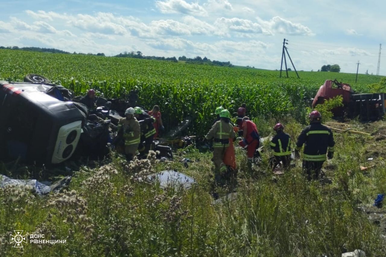 Смертельна аварія з маршруткою на Рівненщині: у Нацполіції назвали основні версії трагедії