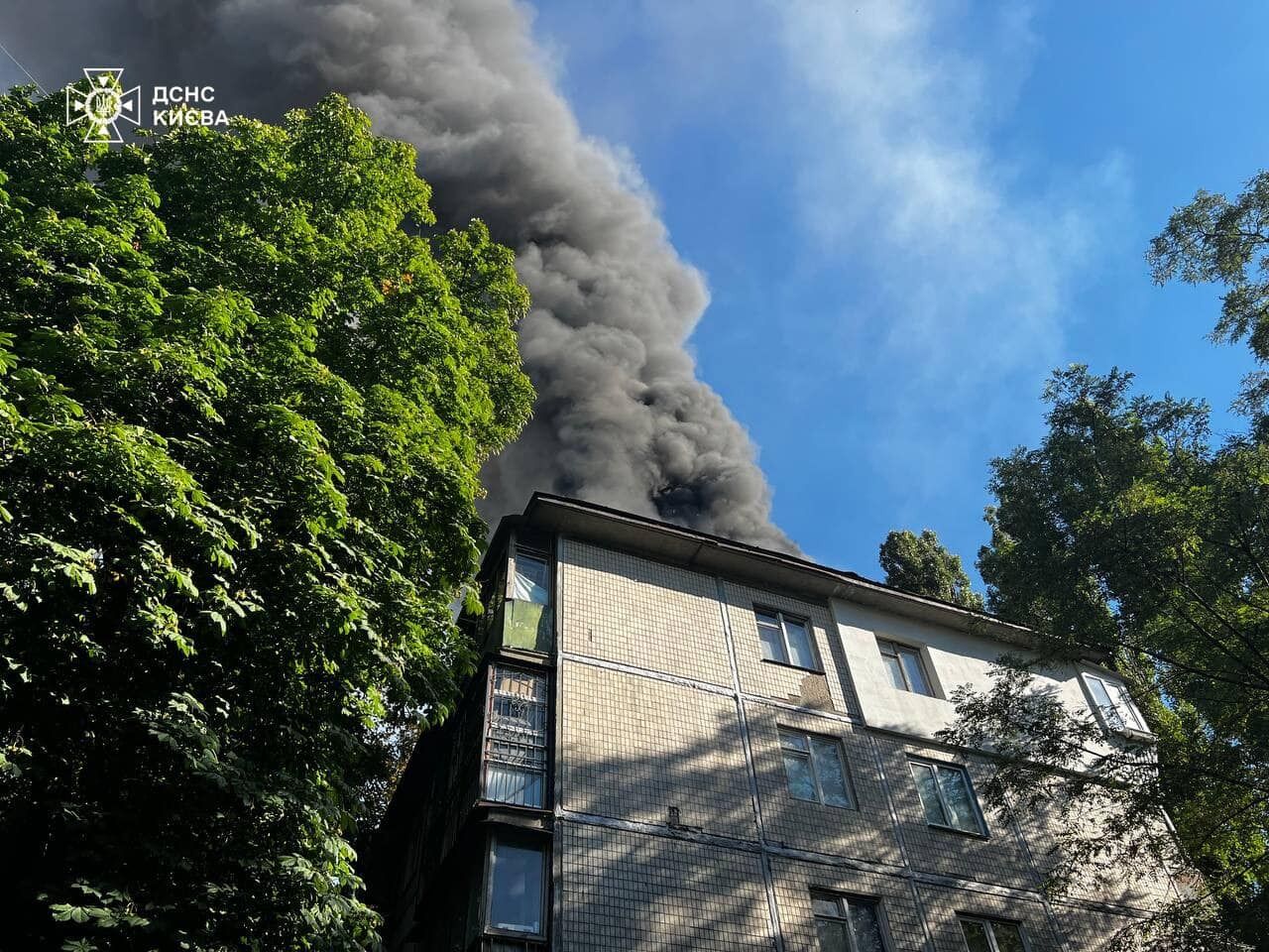 У Києві спалахнула потужна пожежа у багатоповерхівці. Відео