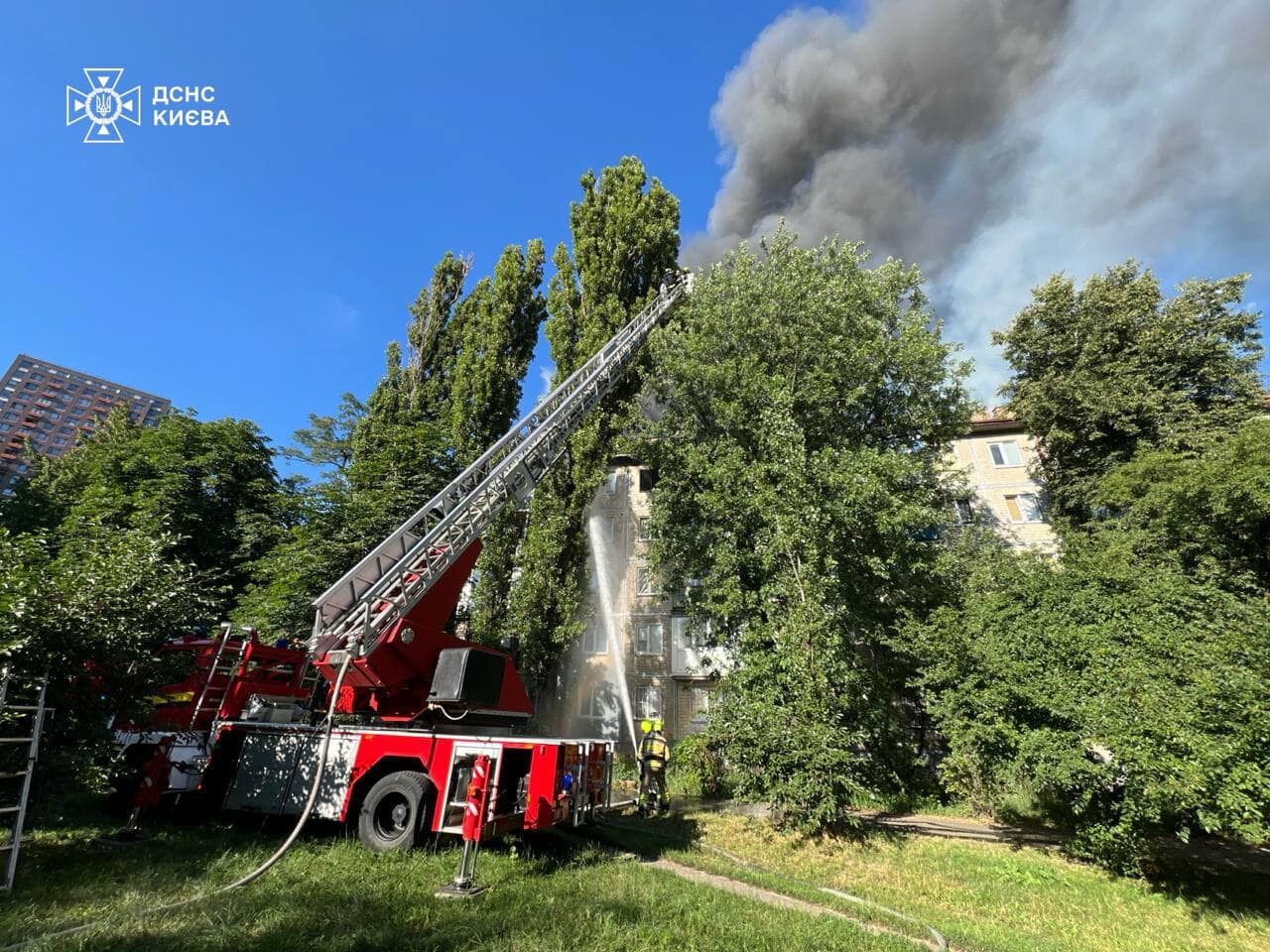 У Києві спалахнула потужна пожежа у багатоповерхівці. Відео