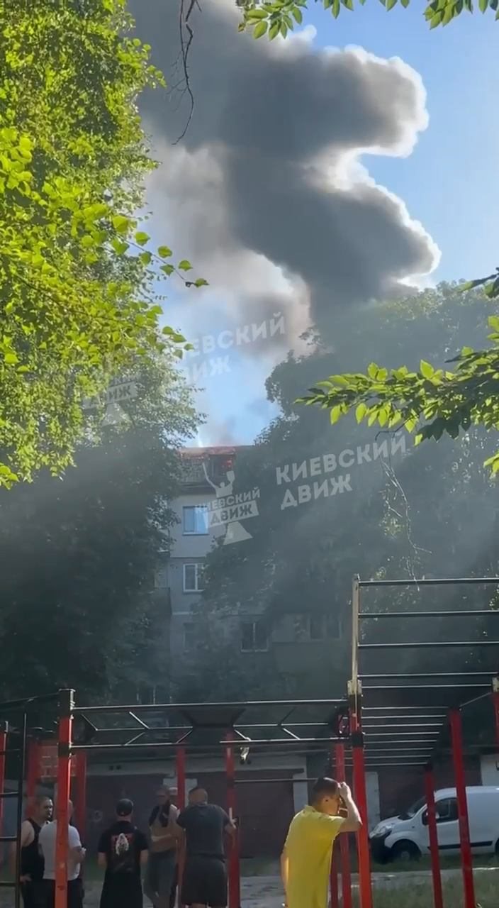 В Киеве загорелся мощный пожар в многоэтажке. Видео