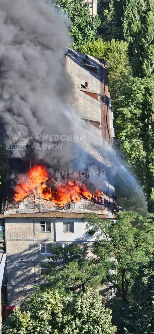 У Києві спалахнула потужна пожежа у багатоповерхівці. Відео