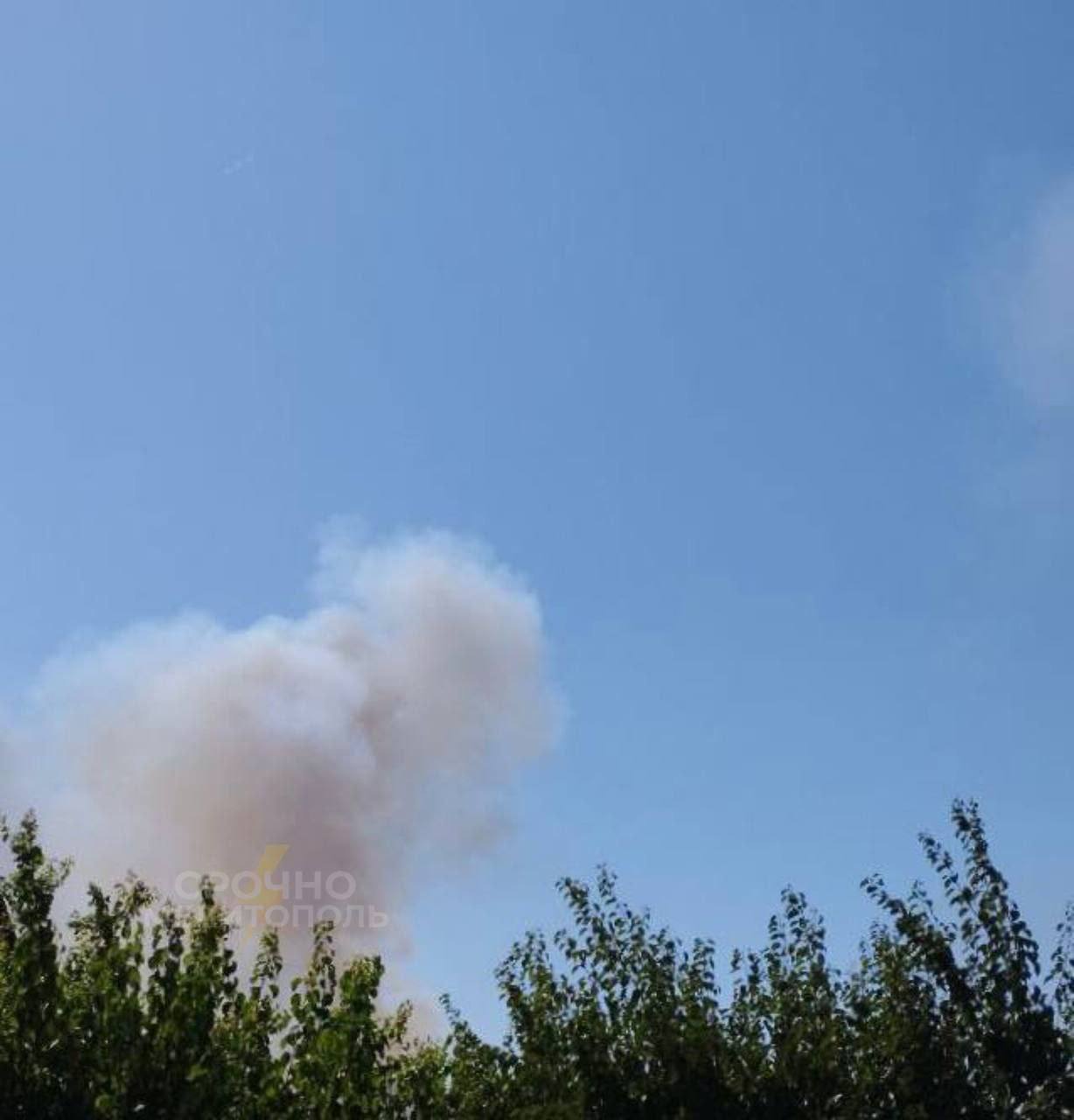 В окупованому Мелітополі горить аеродром: повідомляють про три точних прильоти. Фото