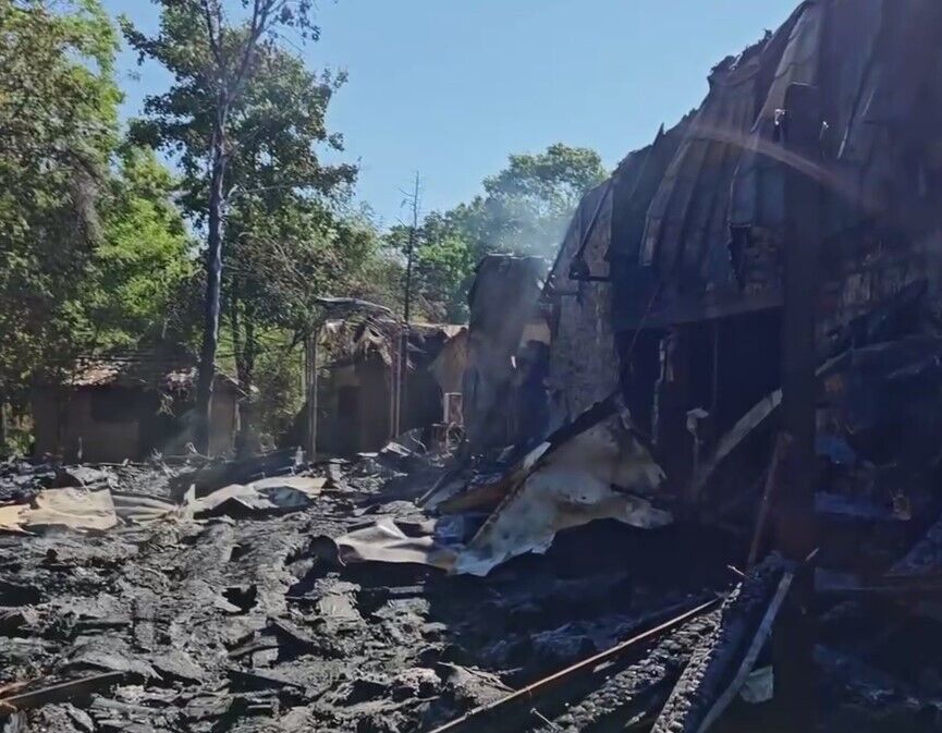 В Херсоне после удара оккупантов полностью сгорело кафе в центре города: появилось видео с последствиями