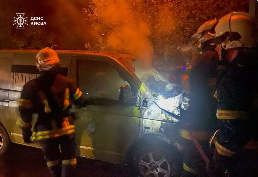 В Киеве минувшей ночью спасатели дважды выезжали тушить автомобили. Подробности и фото