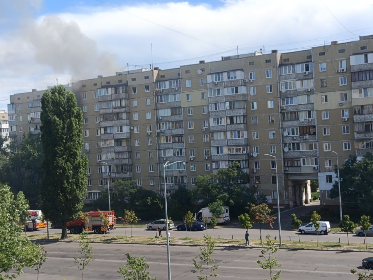 У Києві стався вибух у квартирі, виникла пожежа. Подробиці, фото і відео