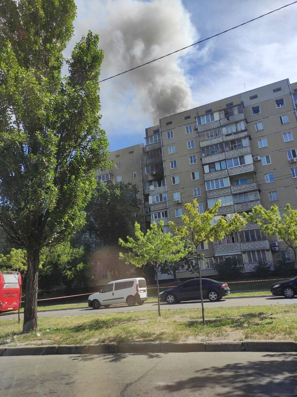 В Киеве произошел взрыв в квартире, возник пожар. Подробности, фото и видео