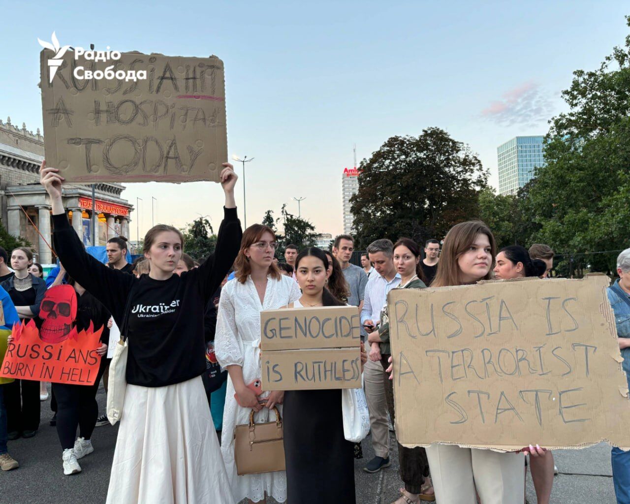 "Чому світ дозволяє вбивати наших дітей?": у Варшаві відбувся мітинг через удар РФ по "Охматдиту". Фото