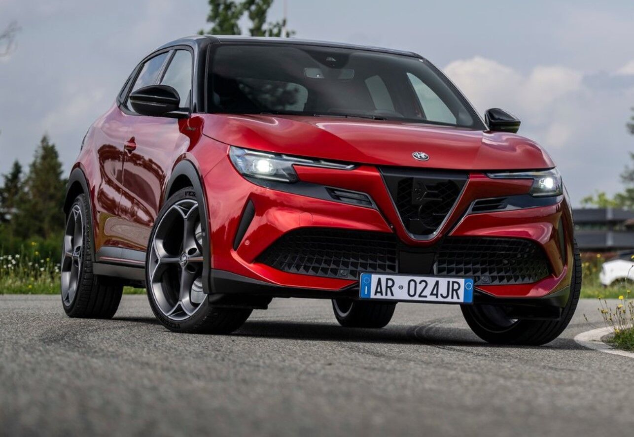 Новинка в деталях: самый доступный кроссовер Alfa Romeo показали на фото