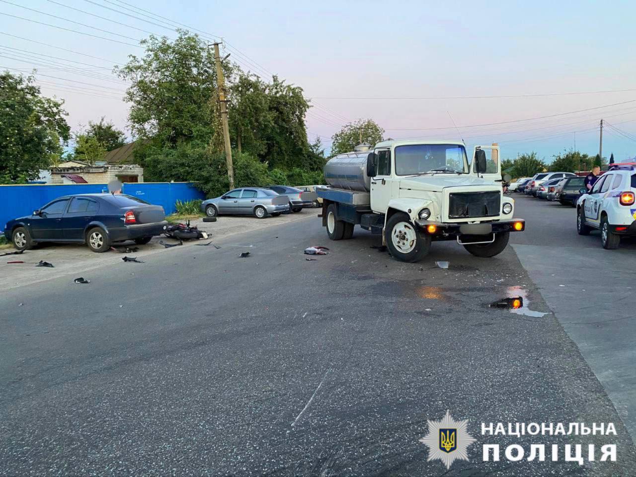 На Київщині мотоцикліст на швидкості в’їхав у автоцистерну: є загиблий. Подробиці і фото