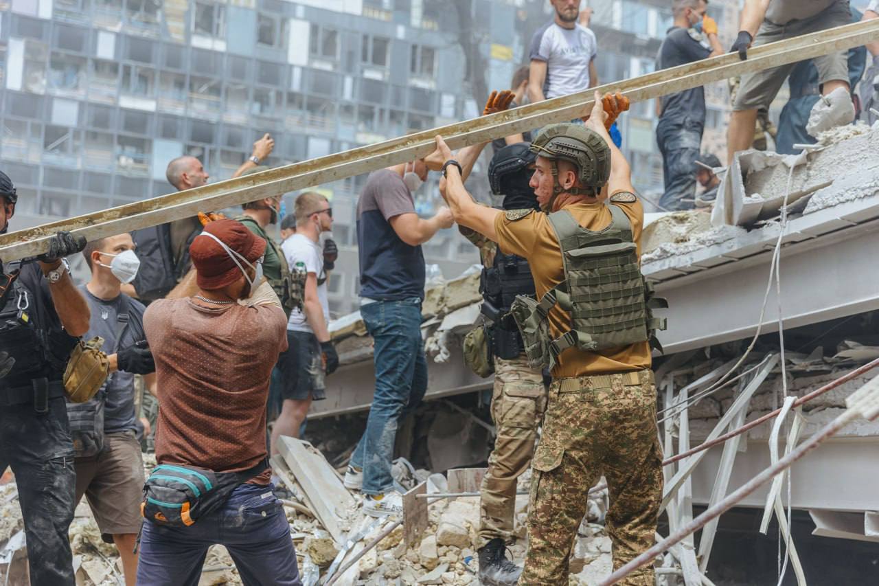 "Будуть рішення. Світ має для цього необхідну силу": Зеленський розповів про рятувальну операцію після удару РФ. Фото