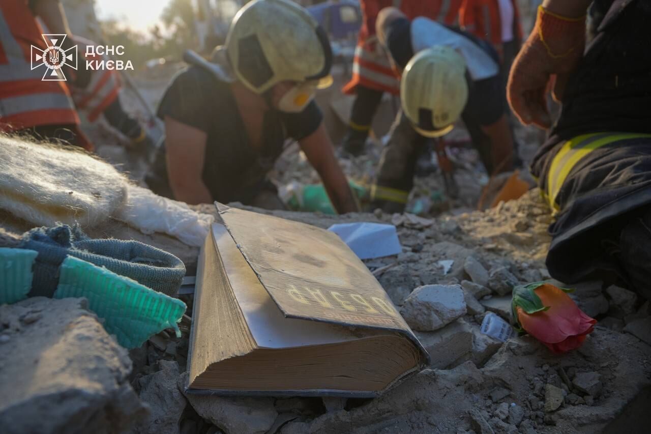 Под завалами были обнаружены тела детей и женщин: в Киеве возросло количество жертв российского удара. Фото и видео