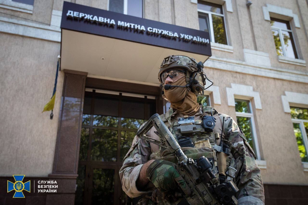 Співробітники СБУ провели обшуки та затримання у Державній митній службі