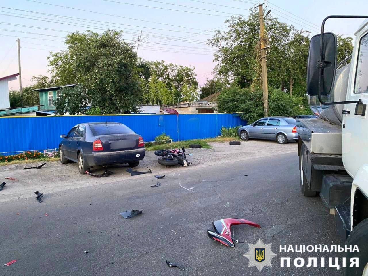 На Київщині мотоцикліст на швидкості в’їхав у автоцистерну: є загиблий. Подробиці і фото