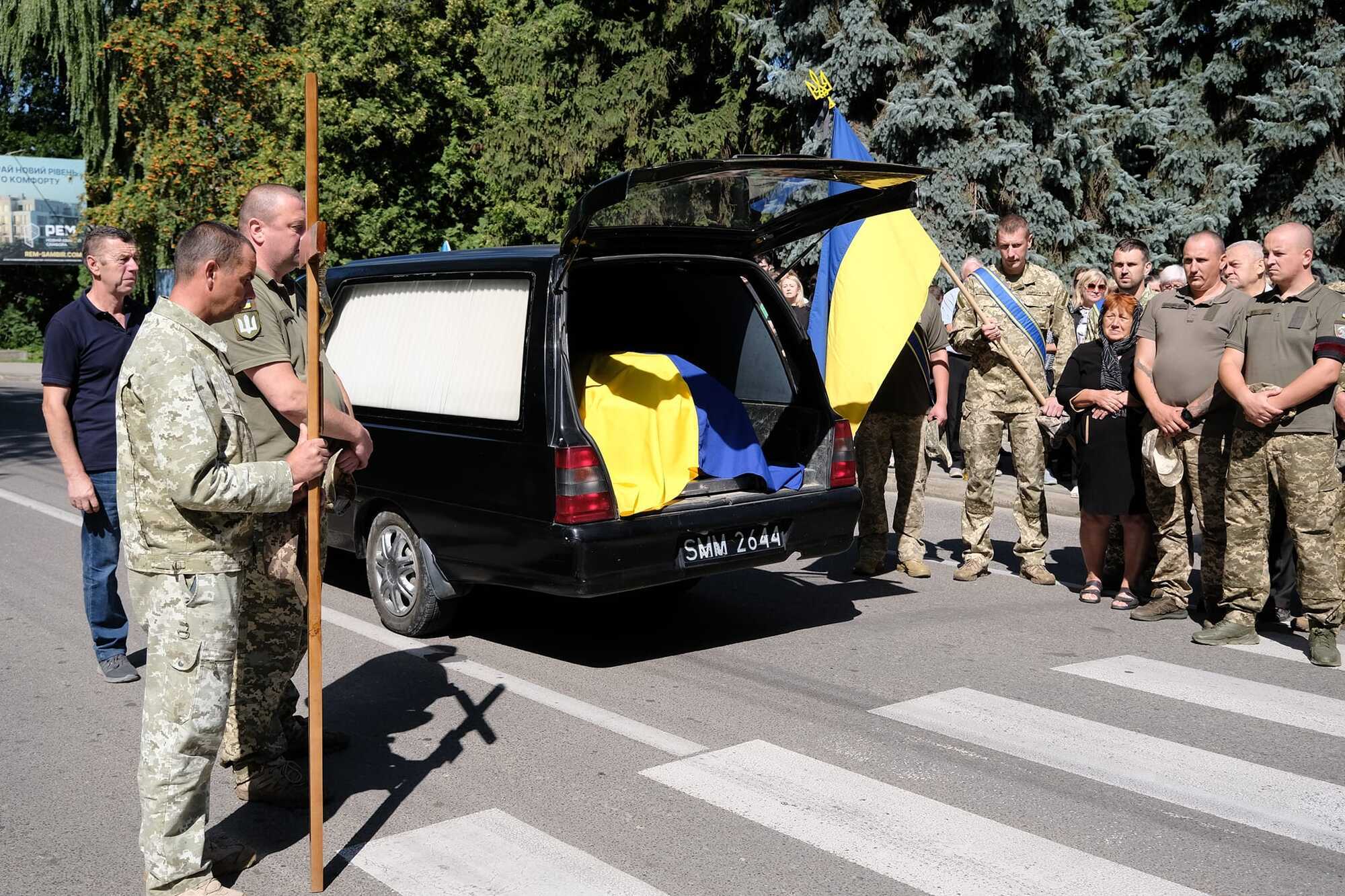 Мріяв стати пілотом: на Львівщині попрощалися з курсантом, який загинув під час навчань на літаку К-10 Swift. Фото
