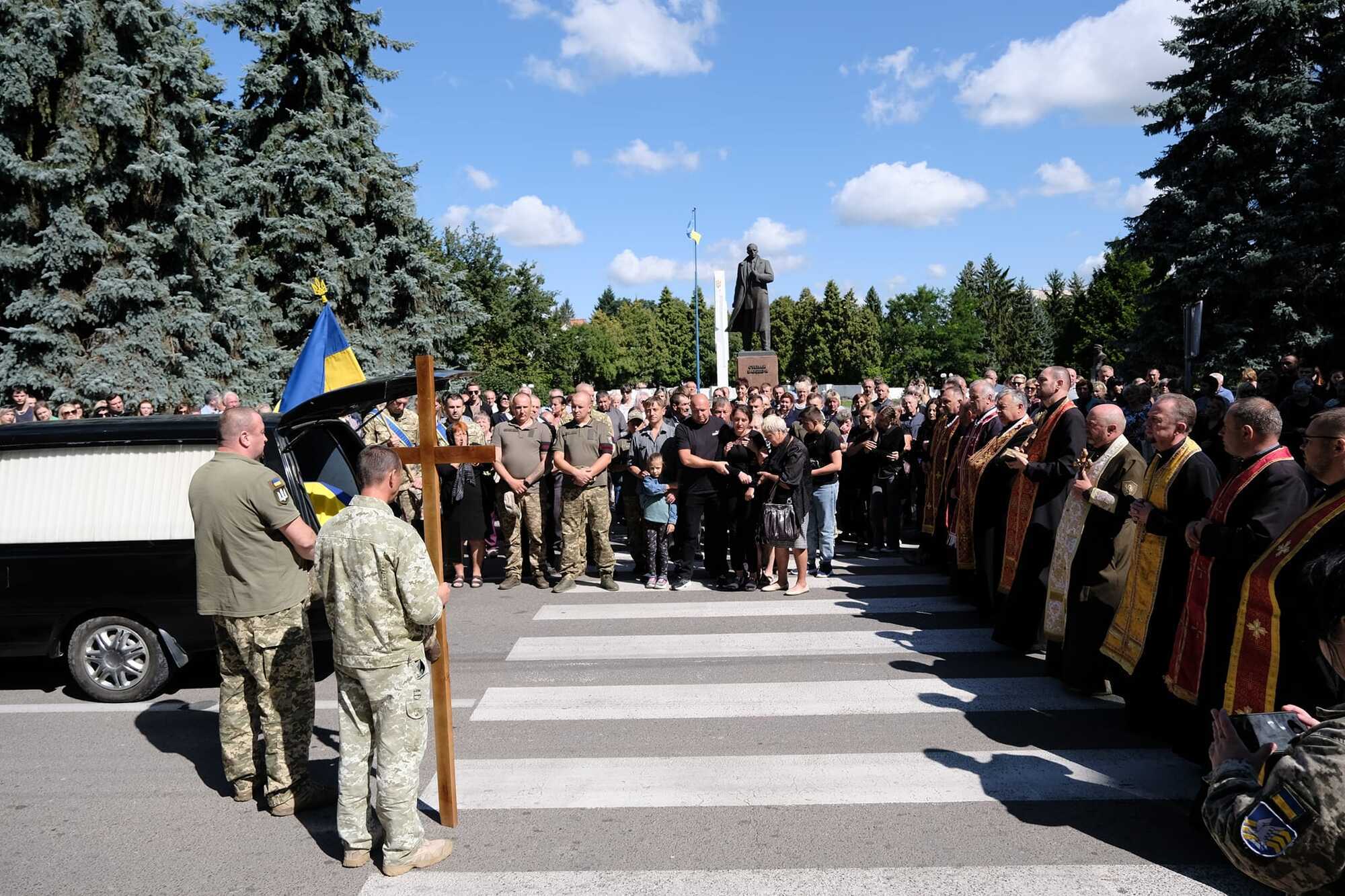 Мріяв стати пілотом: на Львівщині попрощалися з курсантом, який загинув під час навчань на літаку К-10 Swift. Фото
