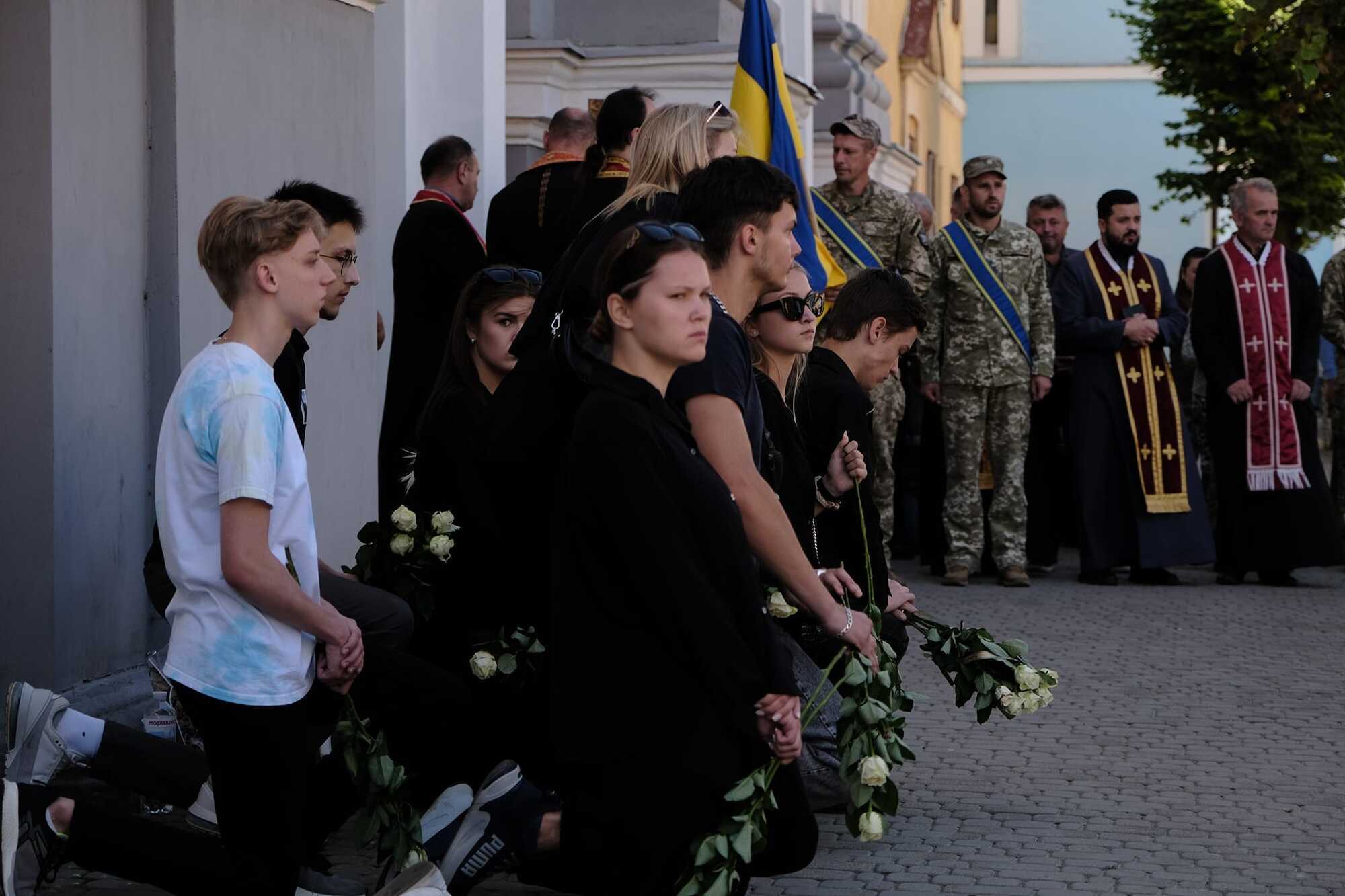 Мріяв стати пілотом: на Львівщині попрощалися з курсантом, який загинув під час навчань на літаку К-10 Swift. Фото
